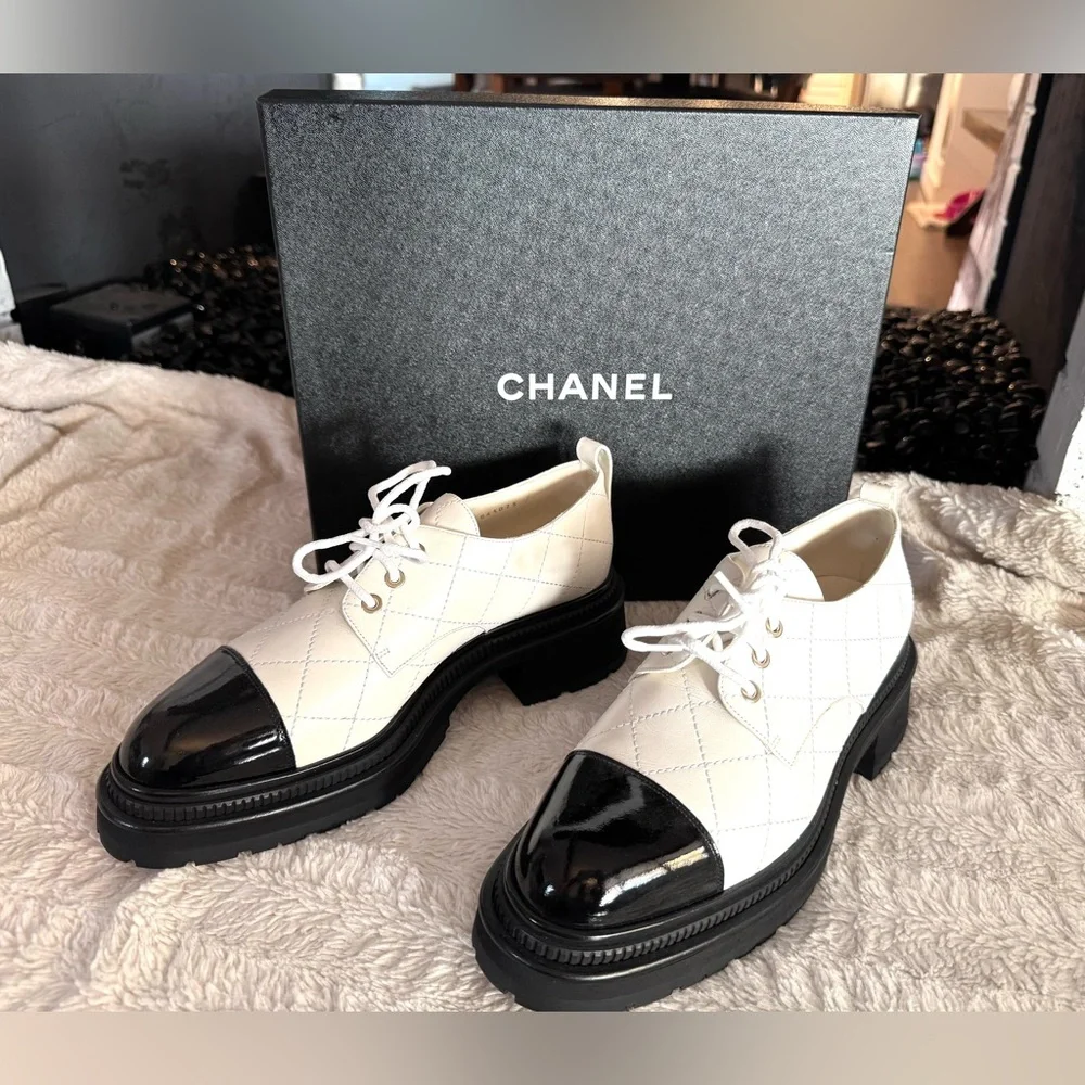 CHANEL authentic quilted